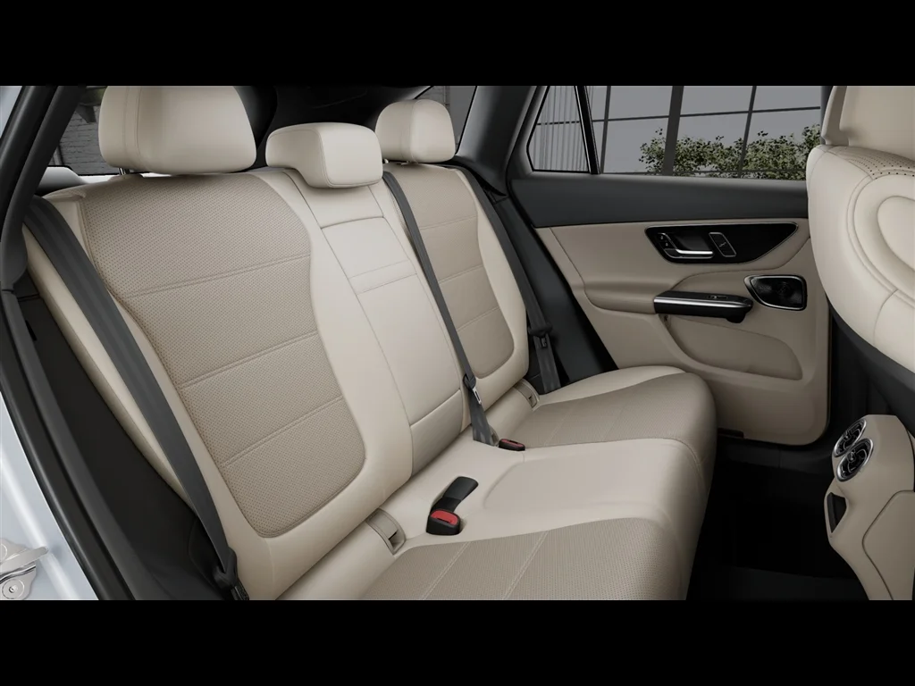 New 2026 MANUFAKTUR Moonlight White Metallic Mercedes-Benz GLC 300 image 40