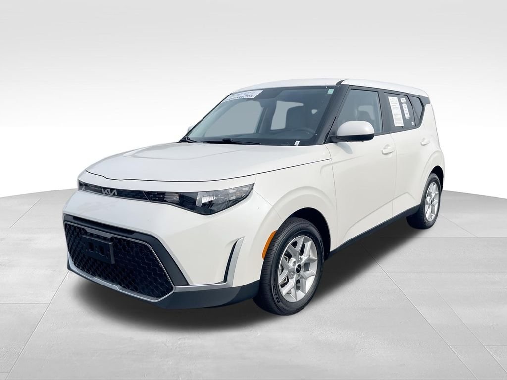 Used 2025 White Kia LX image 4