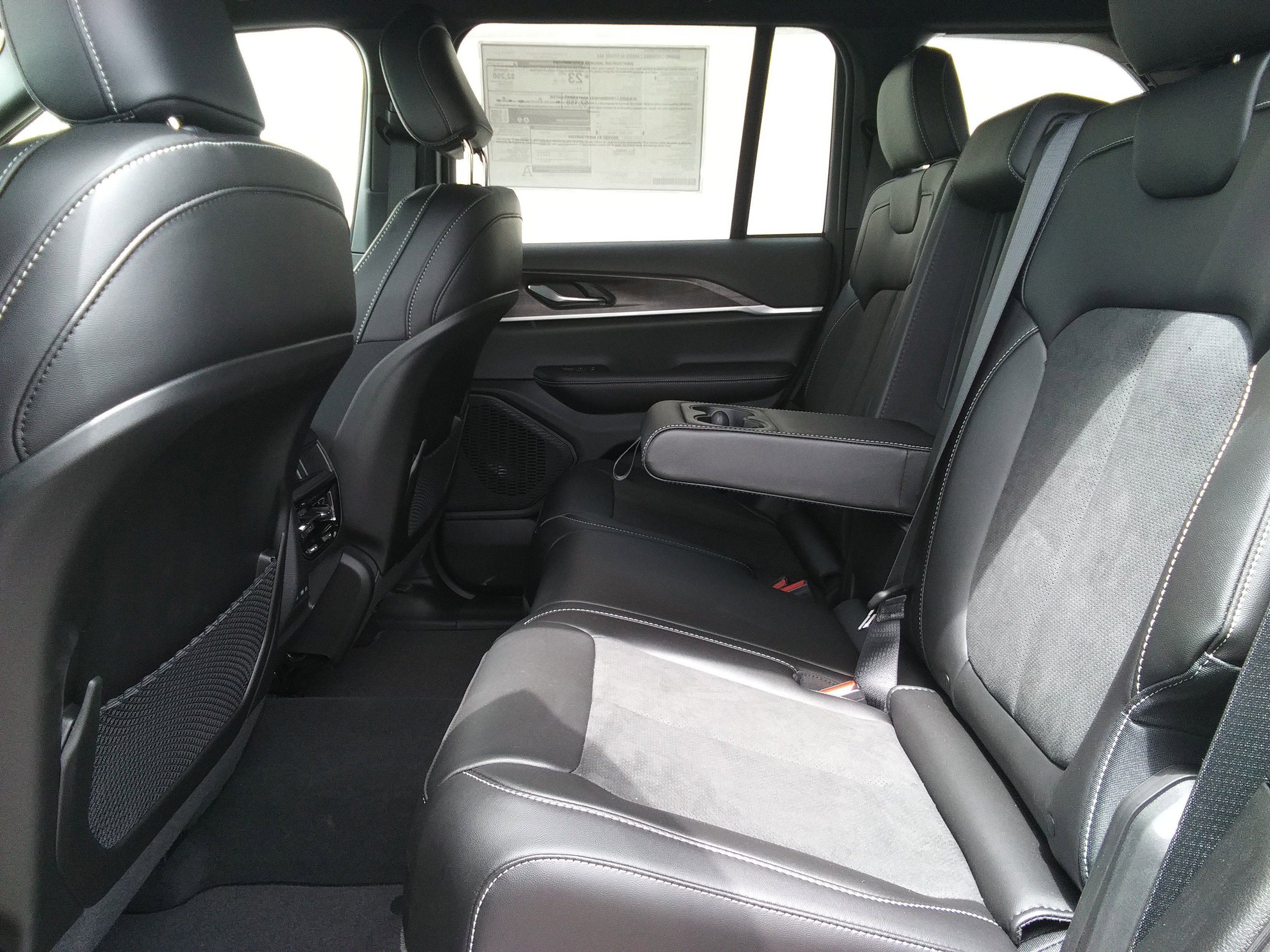 New 2026 Diamond Black Crystal Pearl-Coat Exterior Paint Jeep Altitude image 10