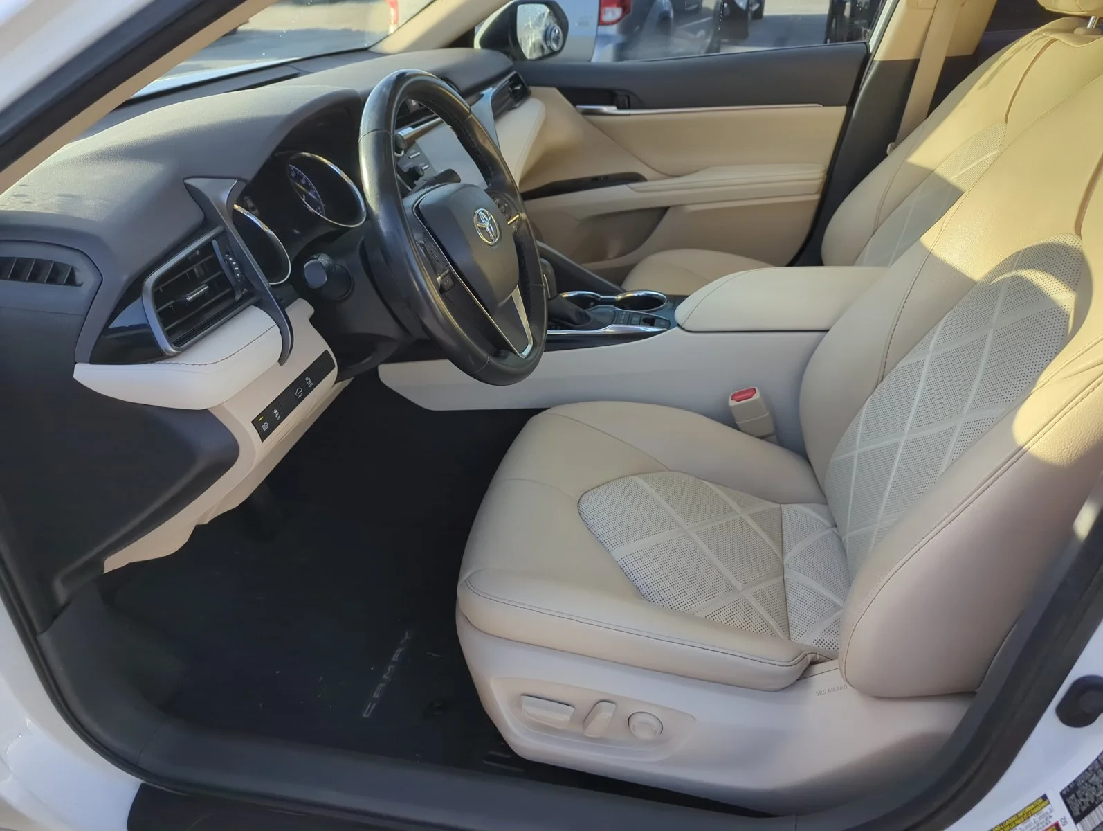 Used 2019 Super White Toyota XLE image 10