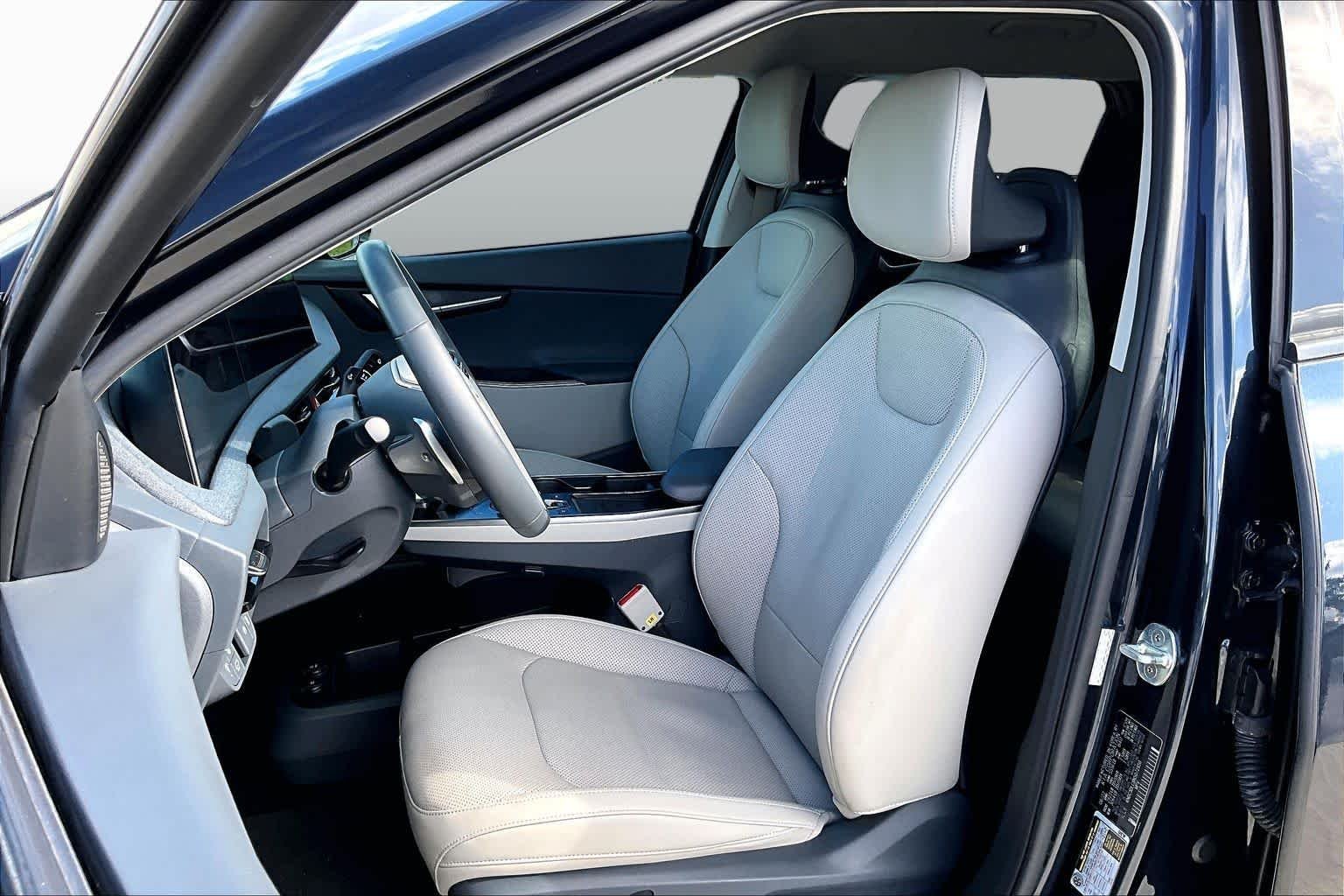 Used 2022 Gravity Blue Kia Wind image 7