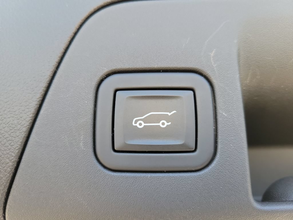Used 2023 Summit White Buick Essence image 8