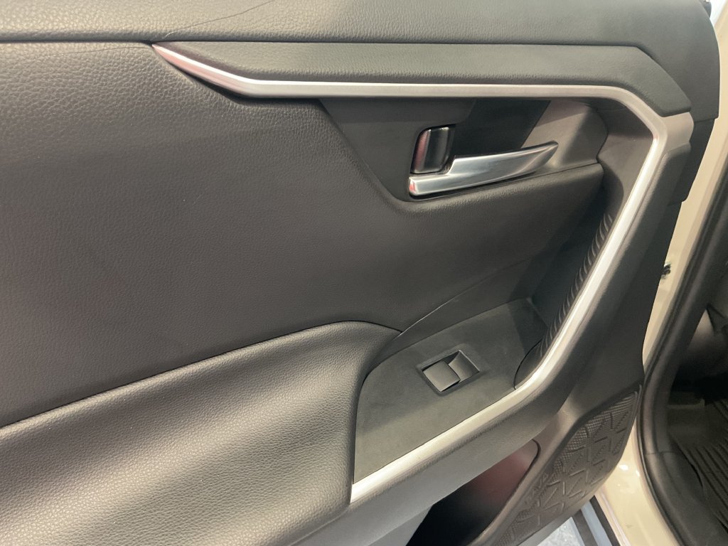 Used 2021 White Toyota XLE image 31