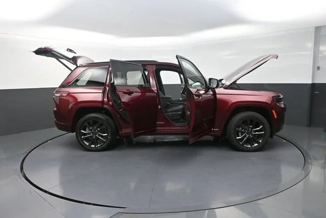 New 2026 Velvet Red Pearl-Coat Exterior Paint Jeep Limited Reserve image 36