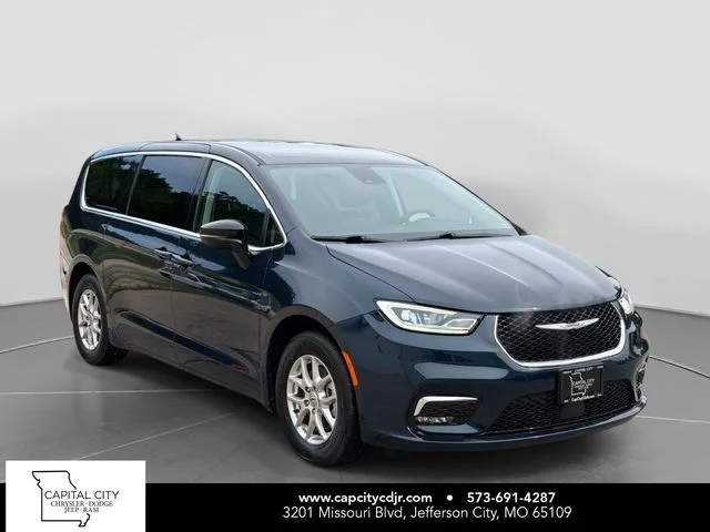 2024 Chrysler Pacifica Touring L's photo