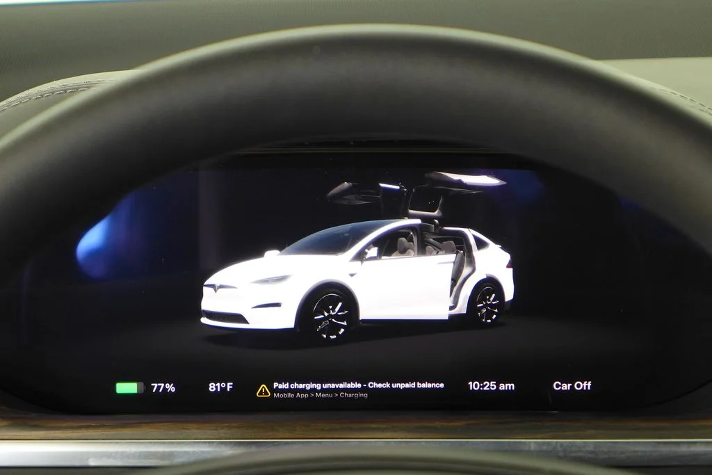Used 2024  Tesla Base image 28