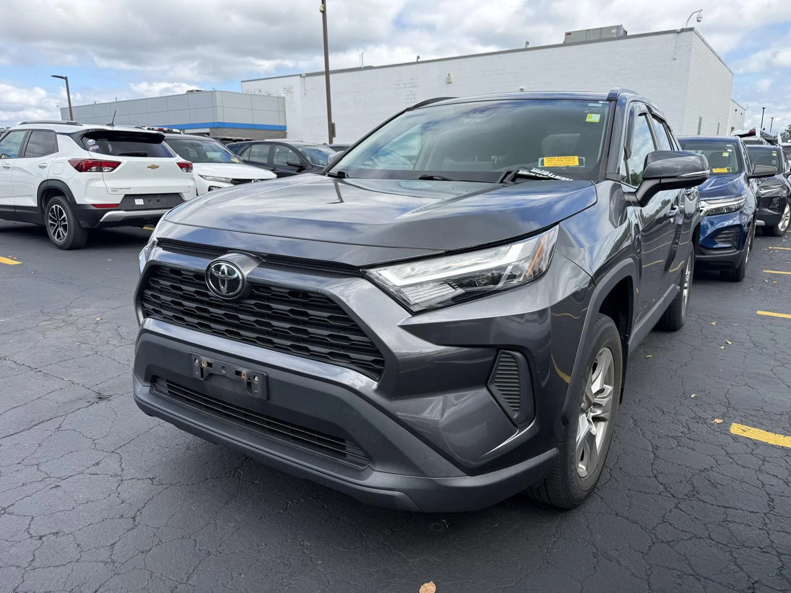 Used 2022  Toyota XLE image 2