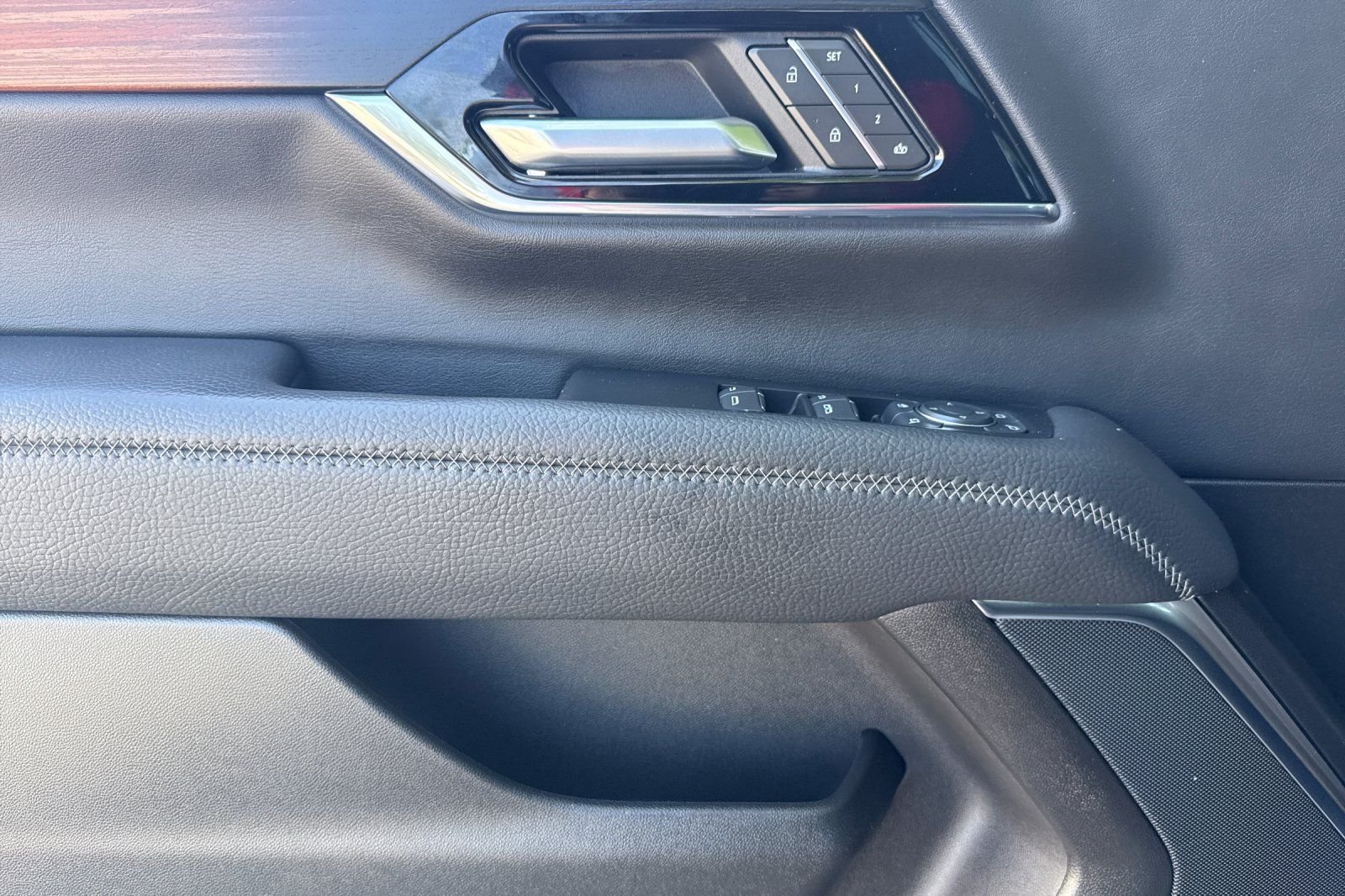 Used 2025  GMC Denali image 11