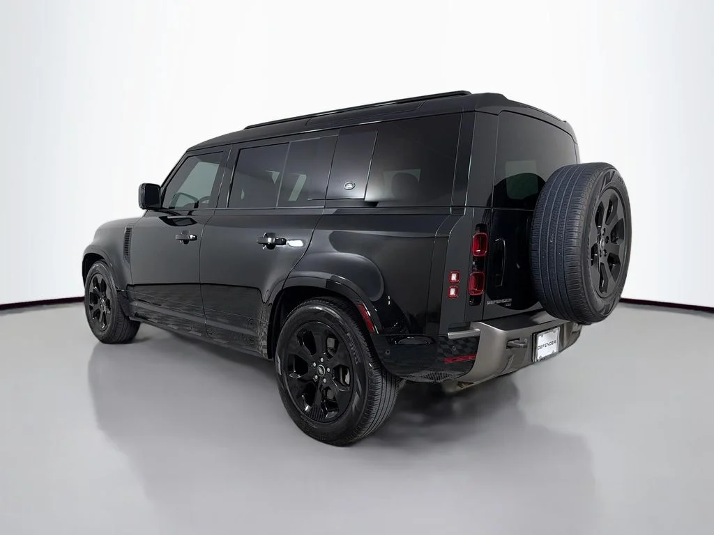 Used 2023 Black Land Rover X-Dynamic SE image 7