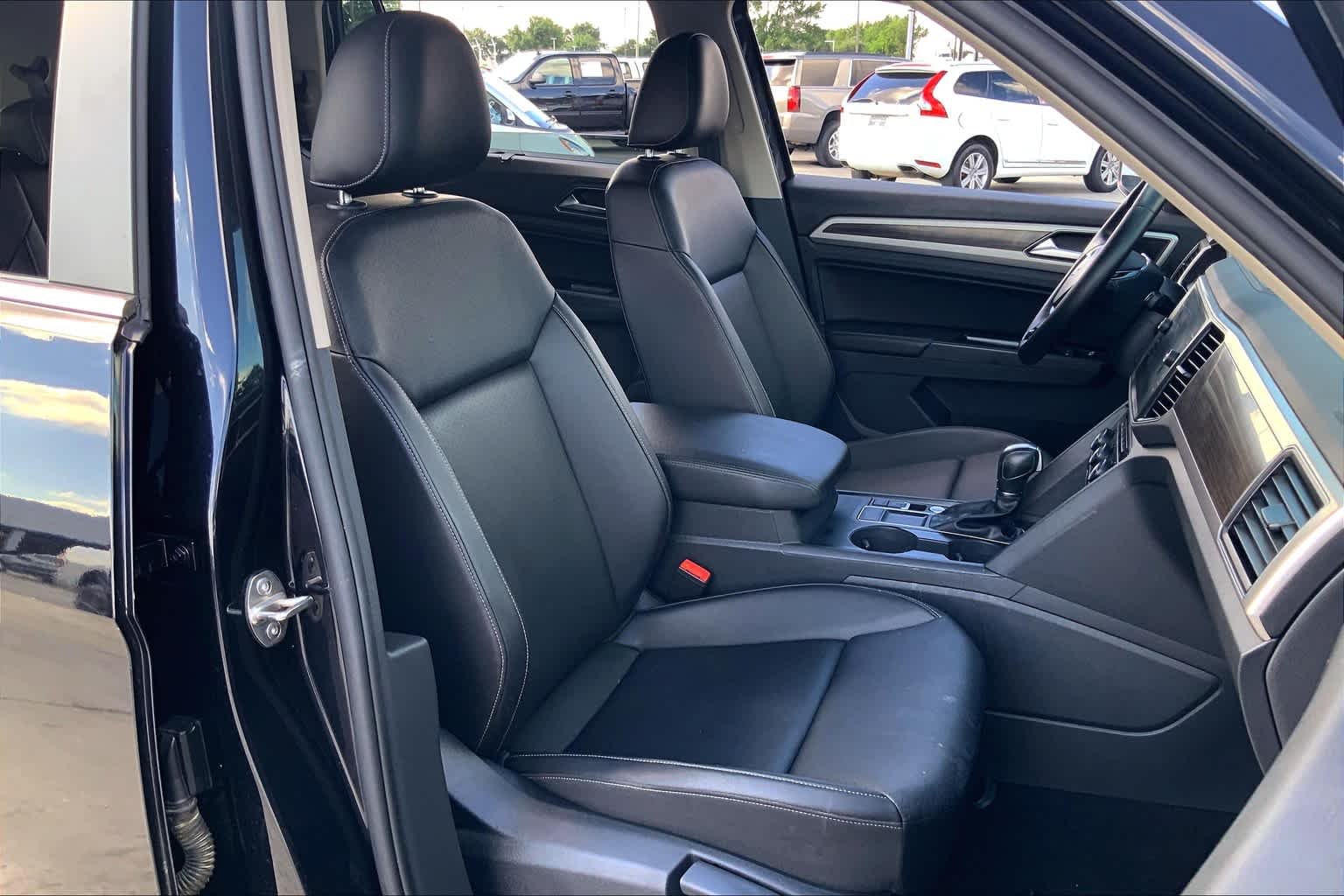Used 2018 Deep Black Pearl Volkswagen 3.6L V6 SE w/Technology image 9