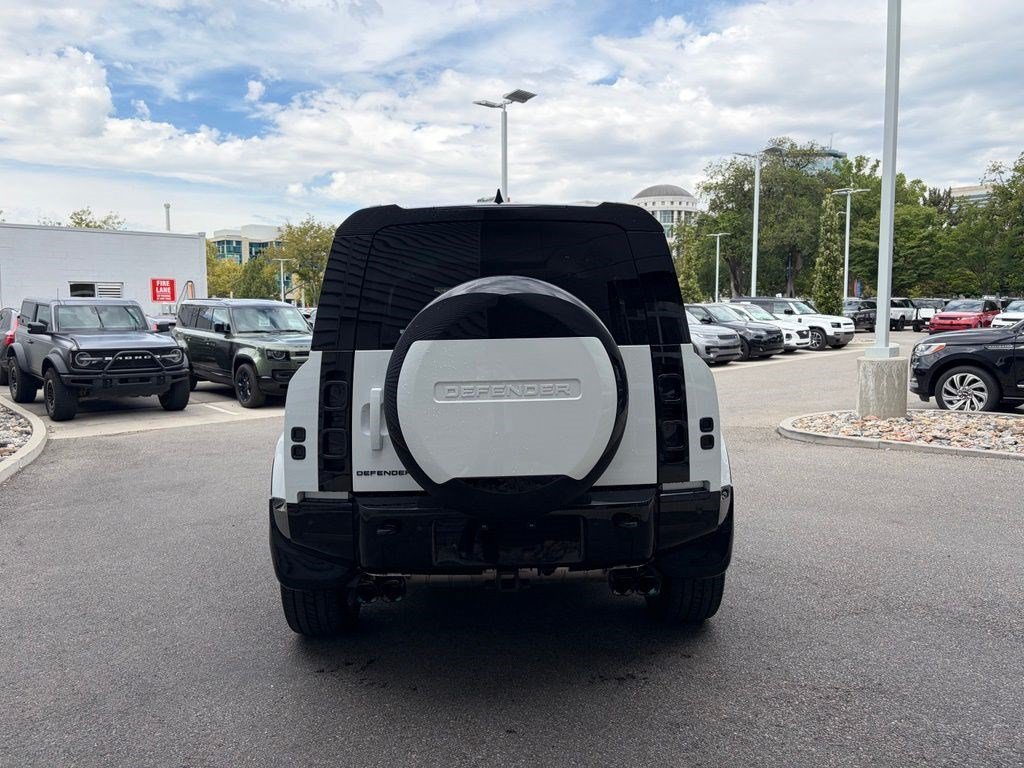 Used 2025 White Land Rover 110 P400 X-Dynamic SE image 5