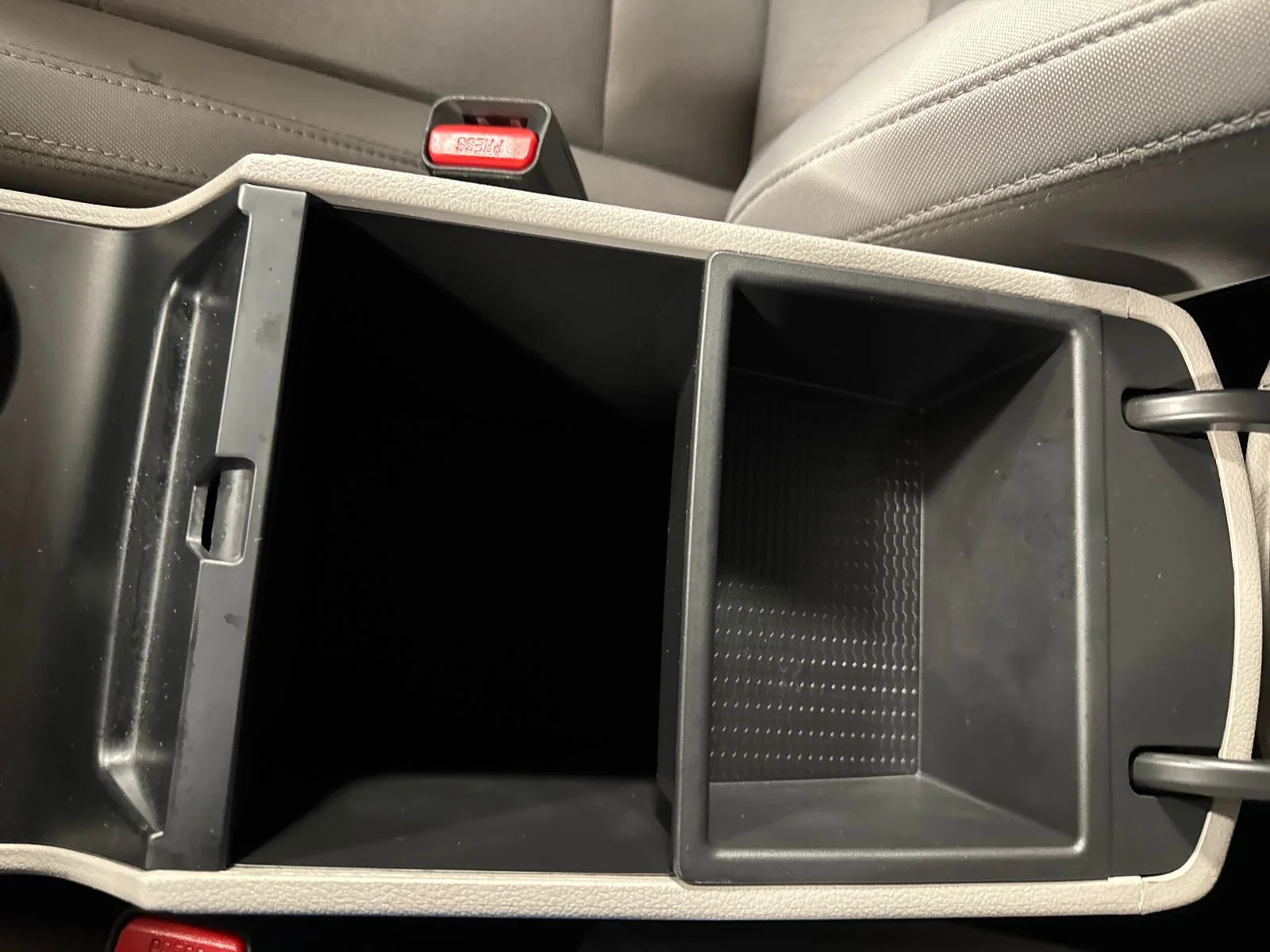Used 2018 Molten Silver Hyundai SEL image 25