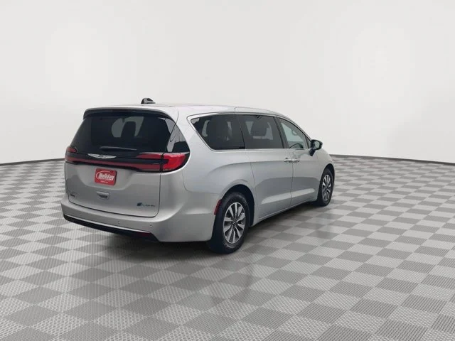 Used 2024 Silver Mist Clearcoat Chrysler Hybrid Select image 39