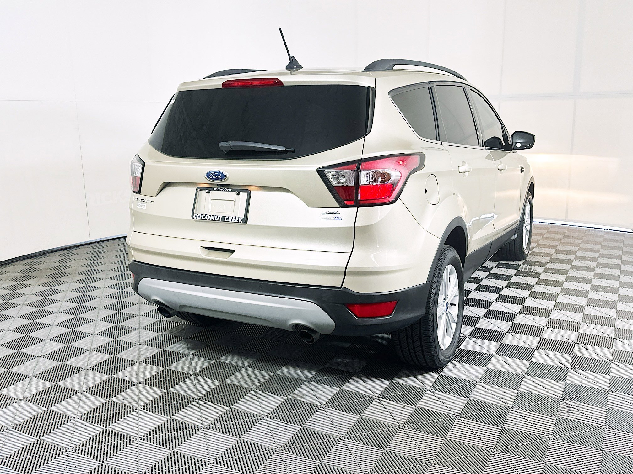 Used 2018 White Gold Metallic Ford SEL image 3