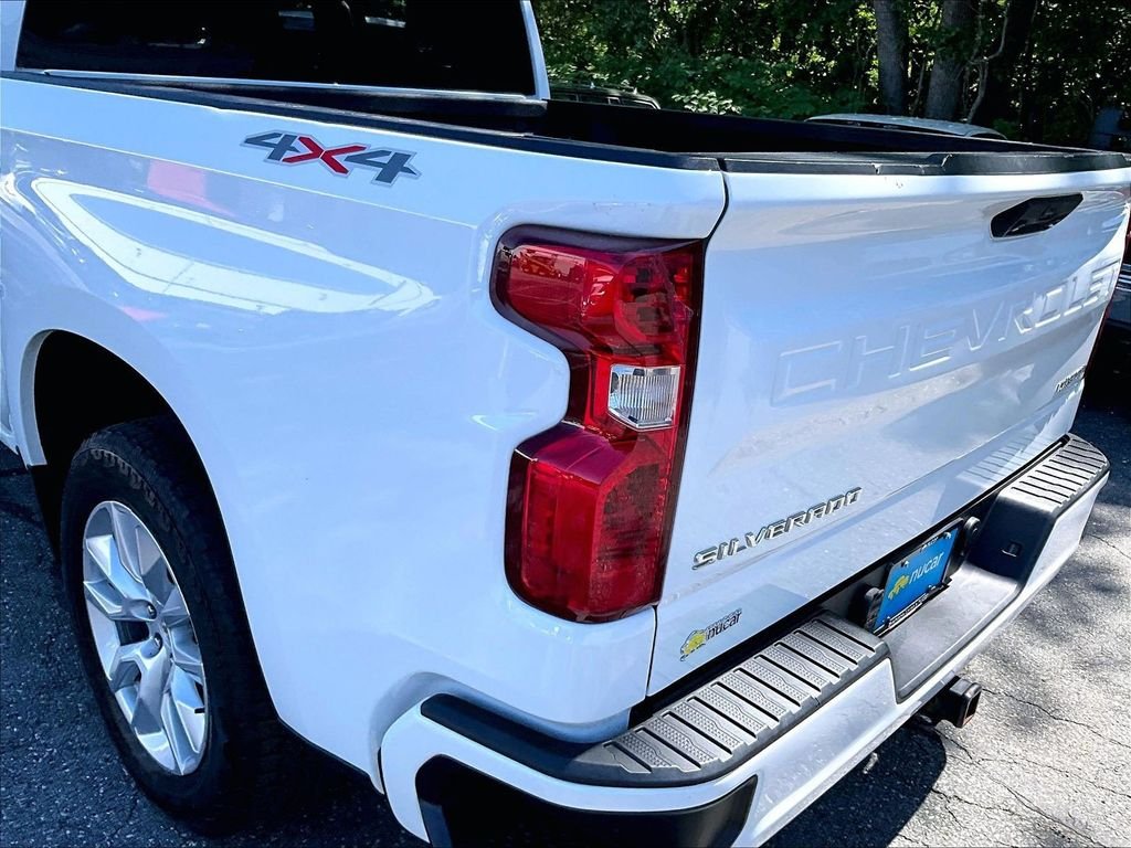 Used 2023 White Chevrolet Custom image 33