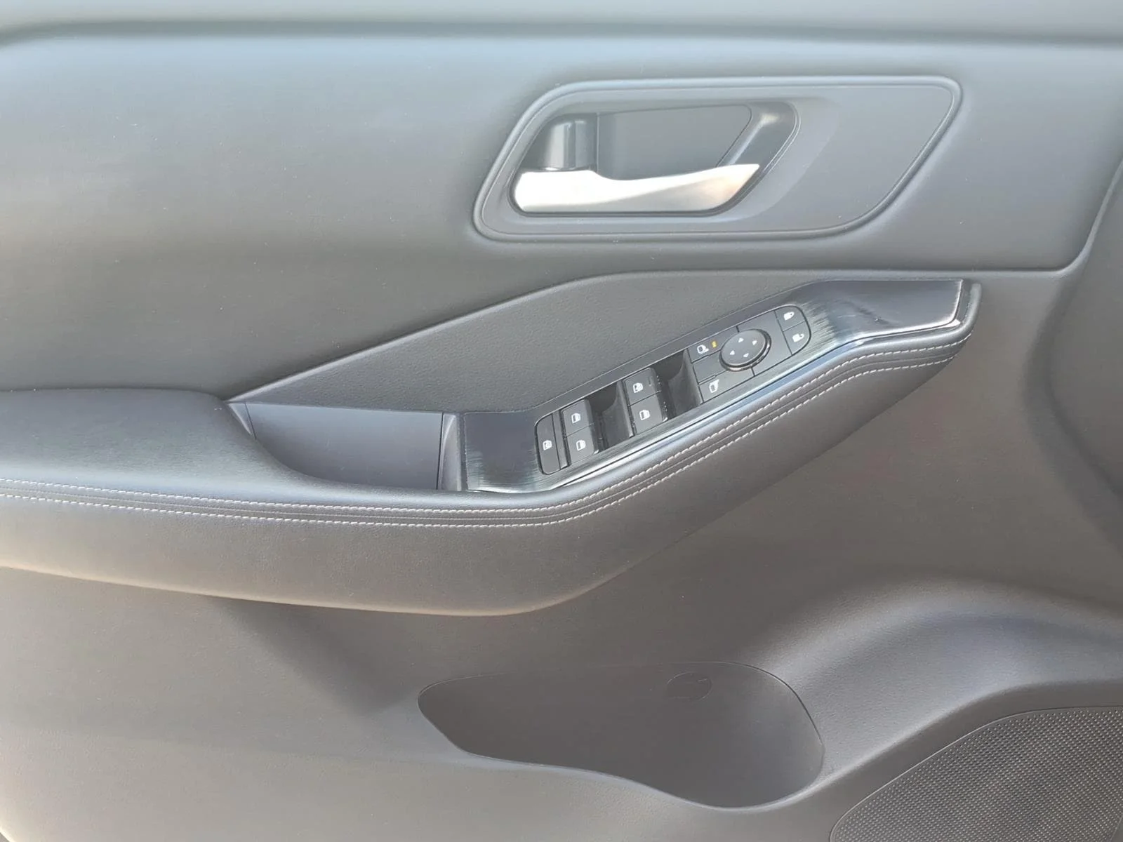 Used 2025 Super Black Nissan SV image 24