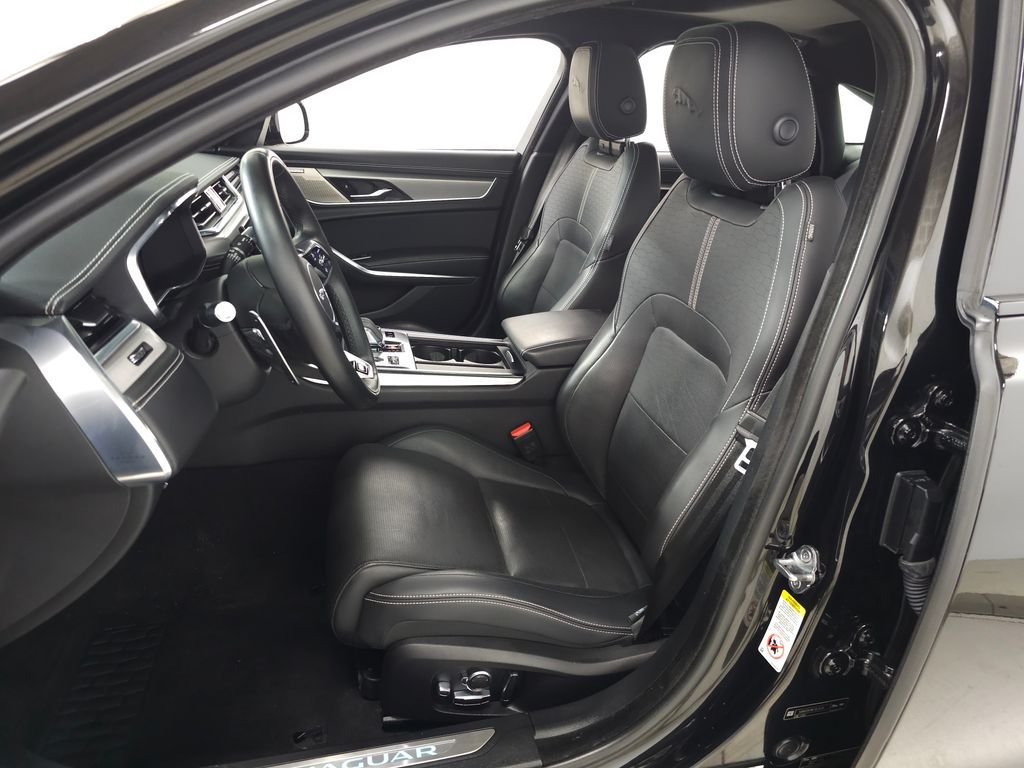 Used 2022  Jaguar R-Dynamic SE image 16