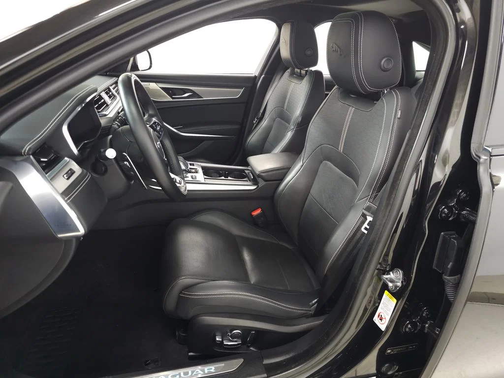 Used 2022  Jaguar R-Dynamic SE image 16
