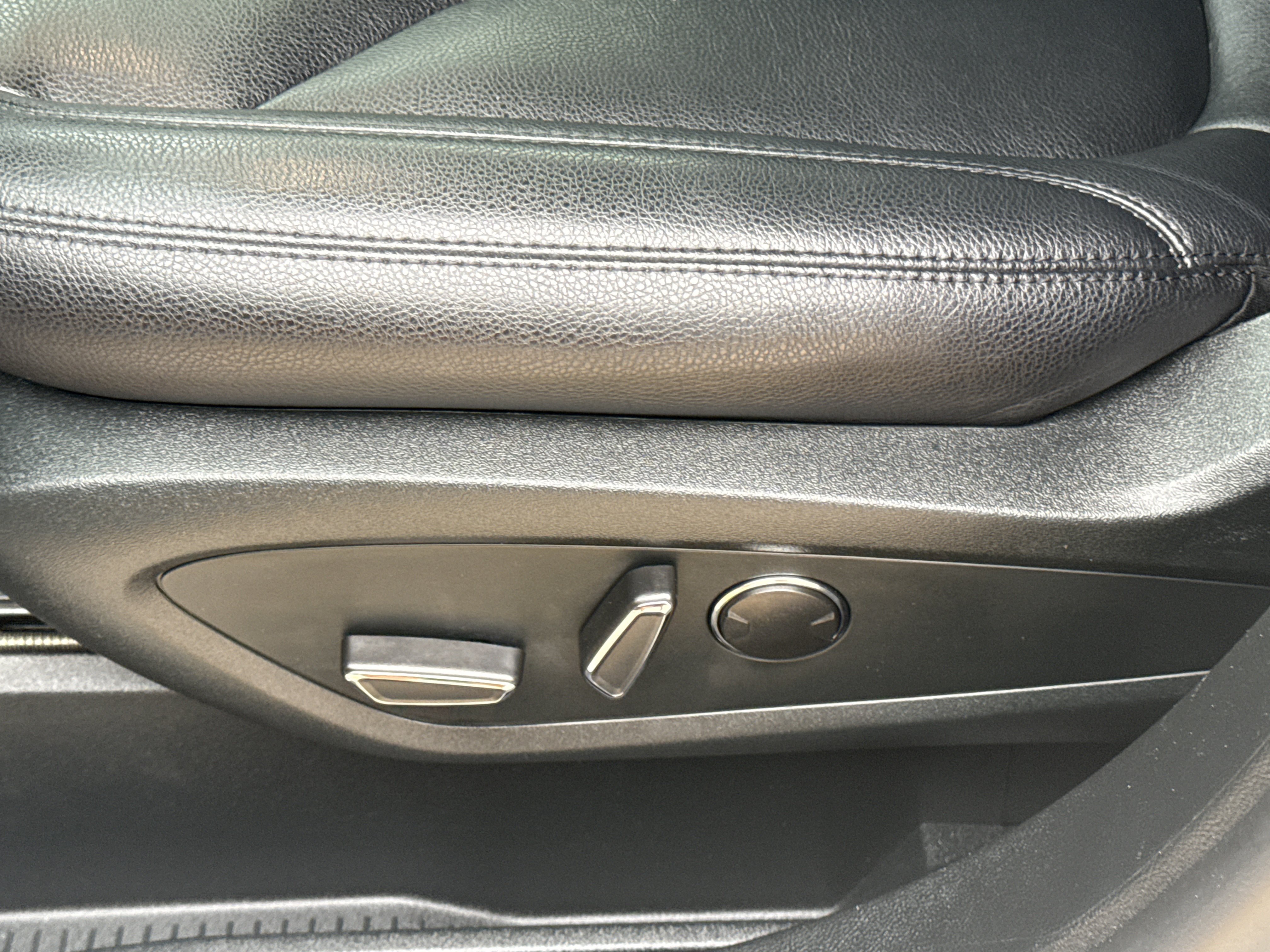 Used 2022 Silver Lincoln Standard image 17