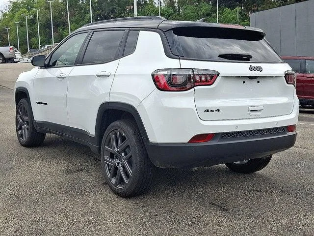 New 2026 Bright White Clear-Coat Exterior Paint Jeep Limited image 3