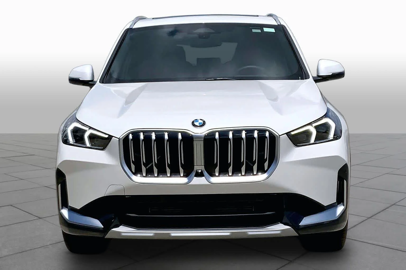 New 2026 Mineral White Metallic BMW xDrive28i image 3