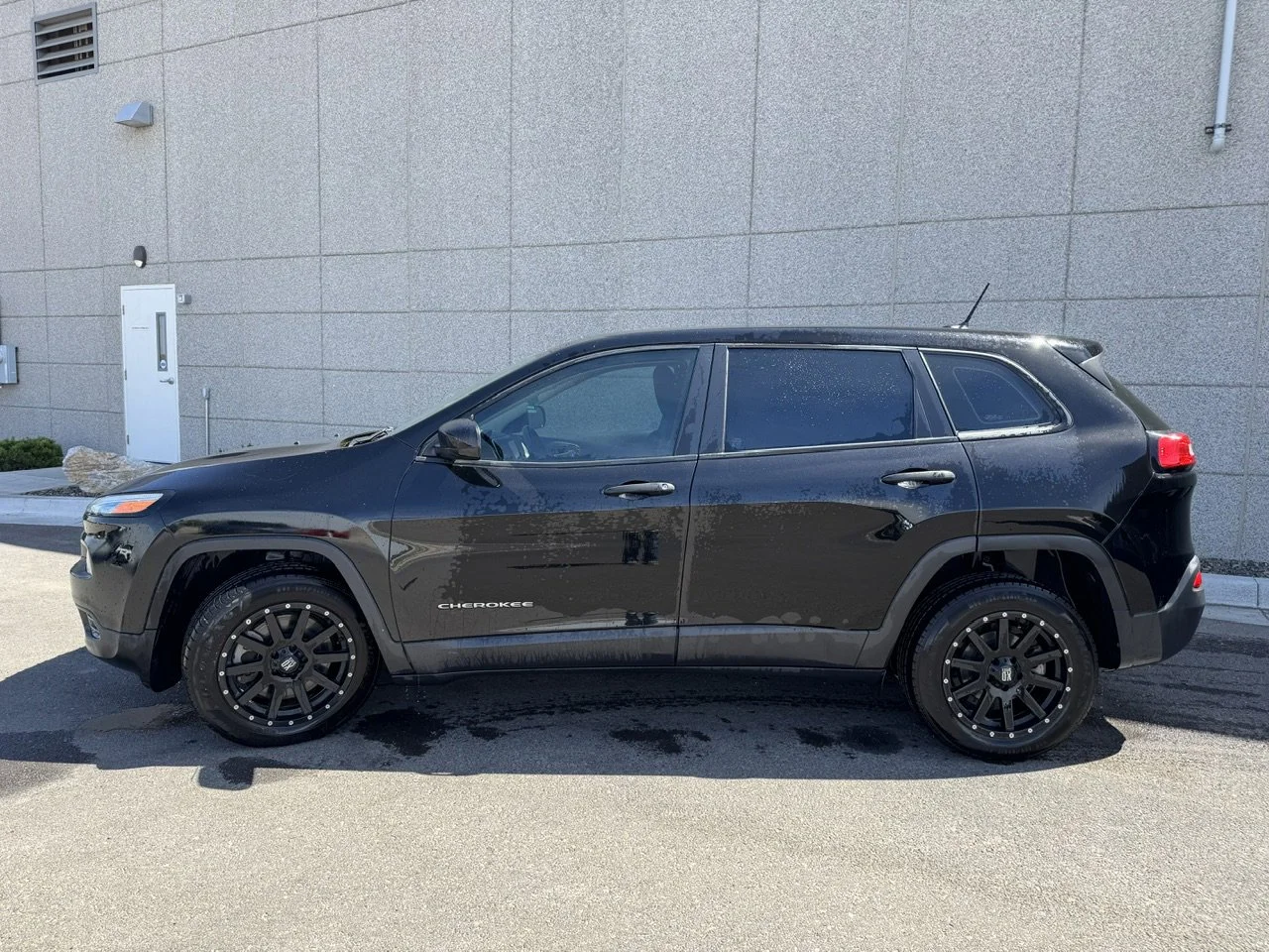 Used 2017 Diamond Black Crystal Pearlcoat Jeep Sport image 4
