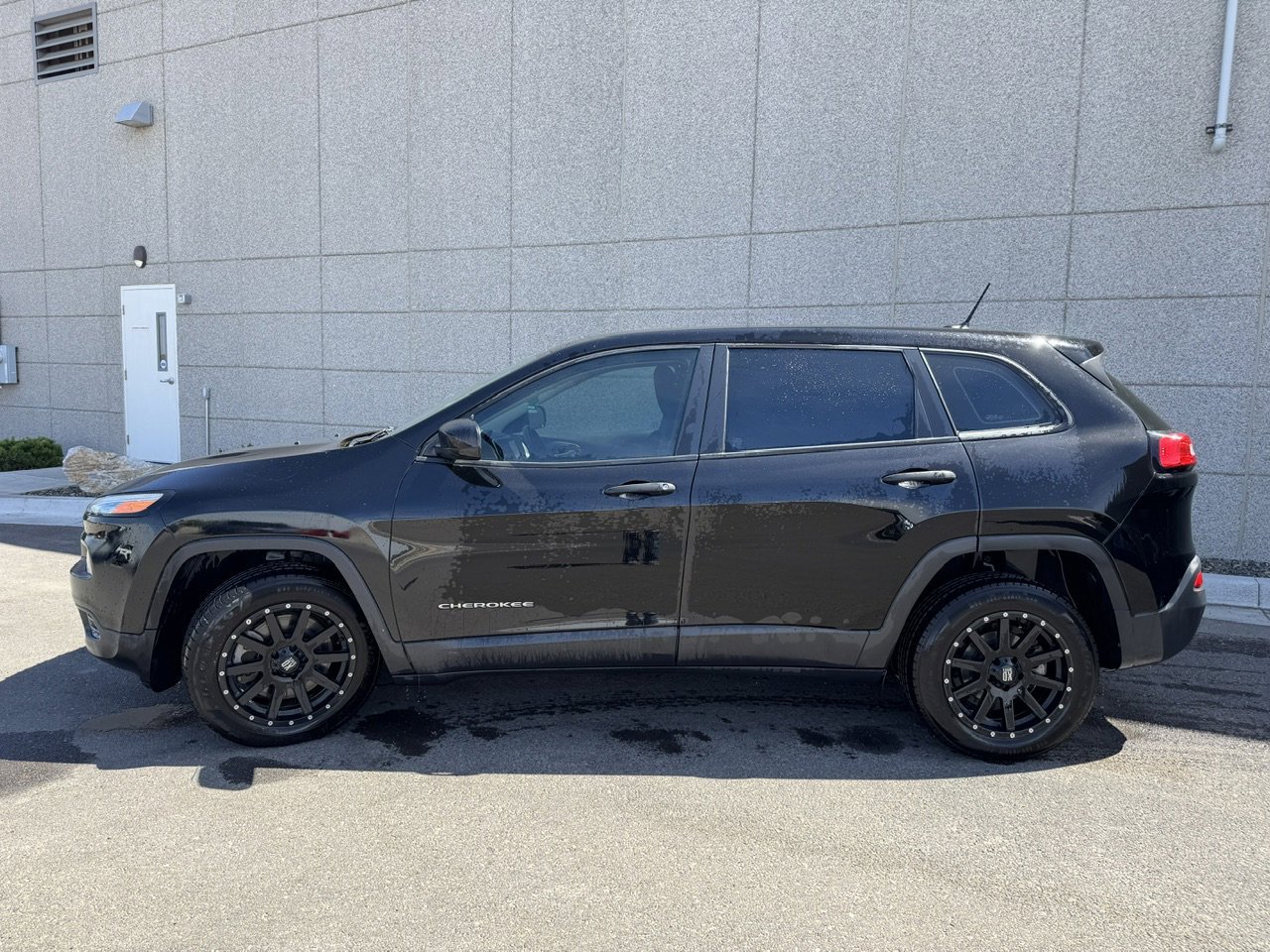 Used 2017 Diamond Black Crystal Pearlcoat Jeep Sport image 4