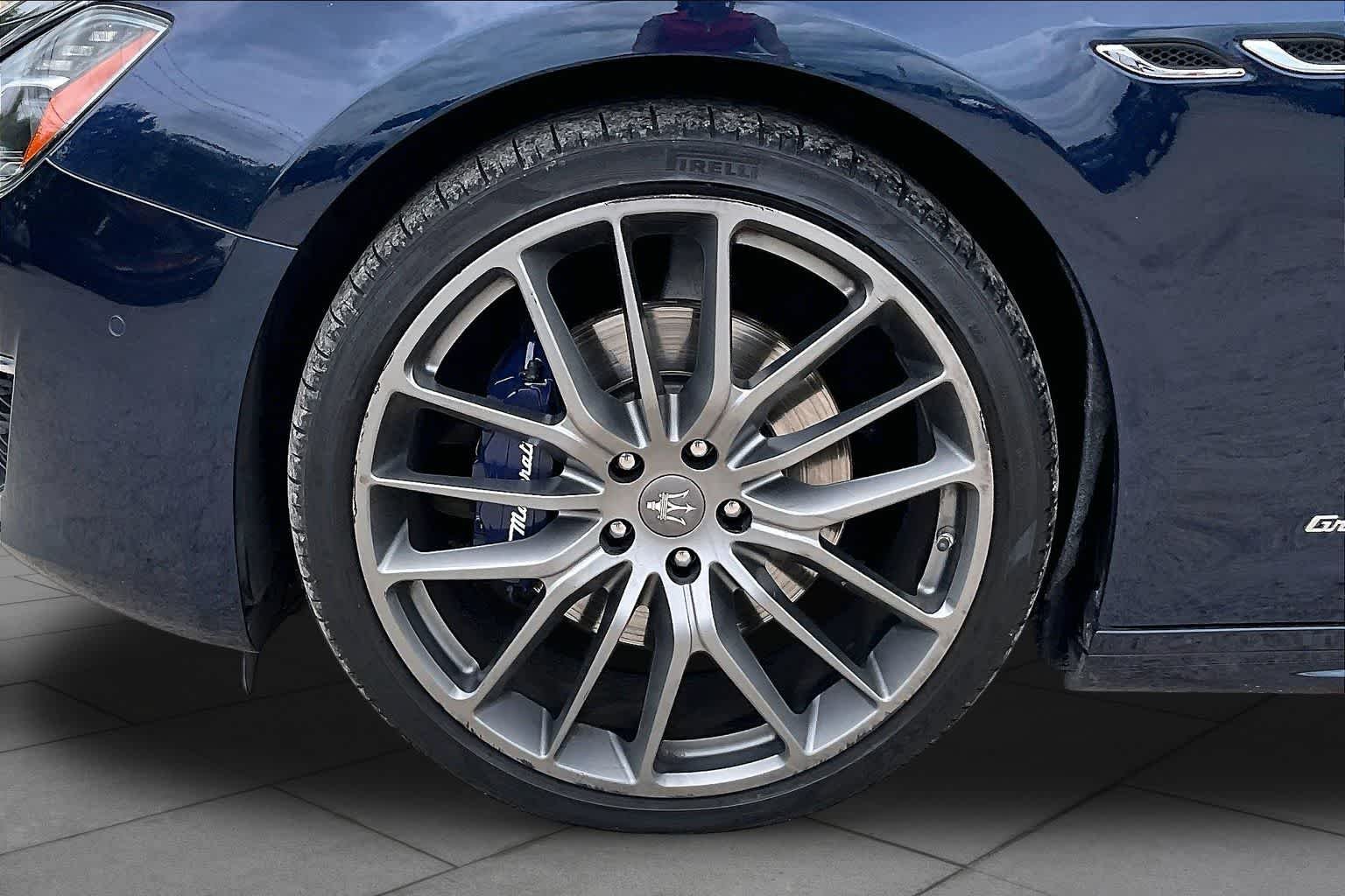 Used 2019 Rosso Folgore Mica Maserati GranLusso image 11