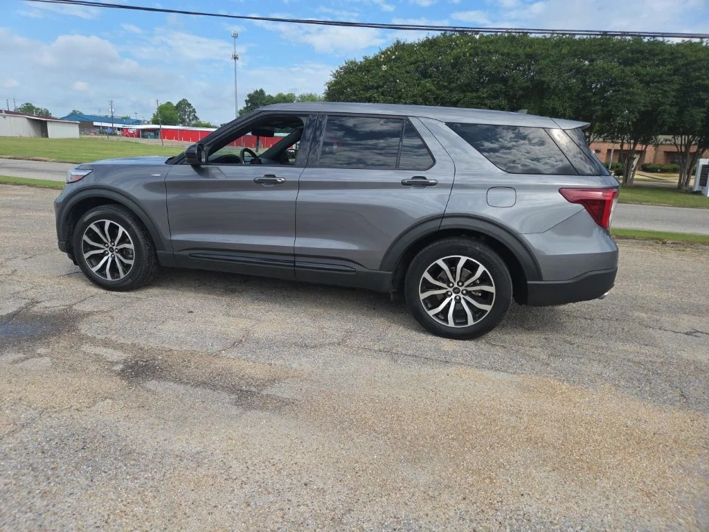 Used 2022 Gray Metallic Ford ST-Line image 6