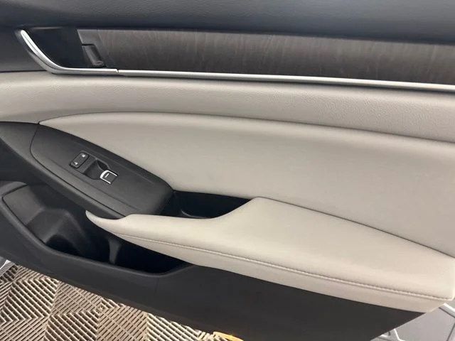 Used 2018  Honda Touring image 29
