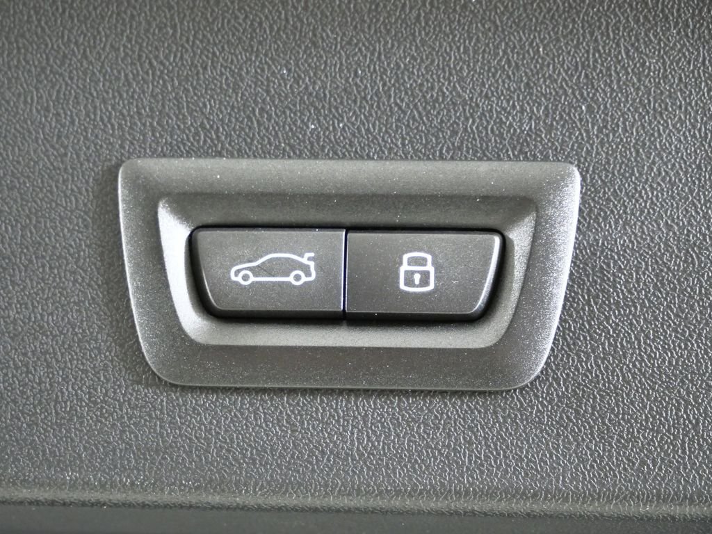 Used 2026 Mineral White Metallic BMW 30 xDrive image 27