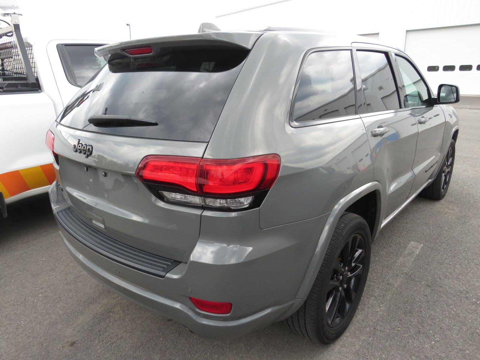 Used 2020 Sting-Gray Clearcoat Jeep Altitude image 8