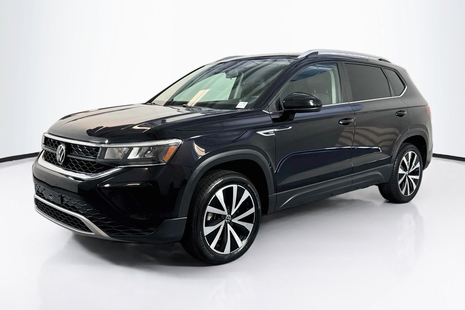 Used 2022 Deep Black Pearl Volkswagen SE image 1