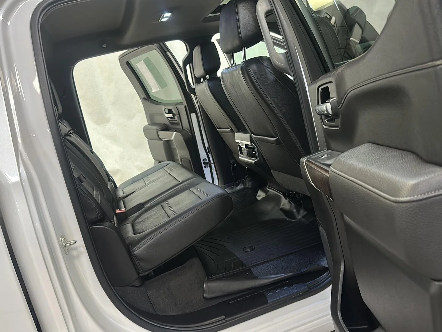 Used 2020 White Frost Tricoat GMC Denali image 33