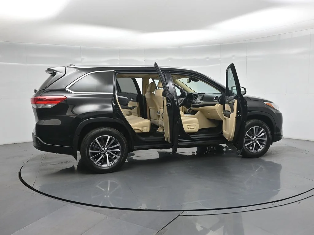Used 2018 Black Toyota XLE image 4