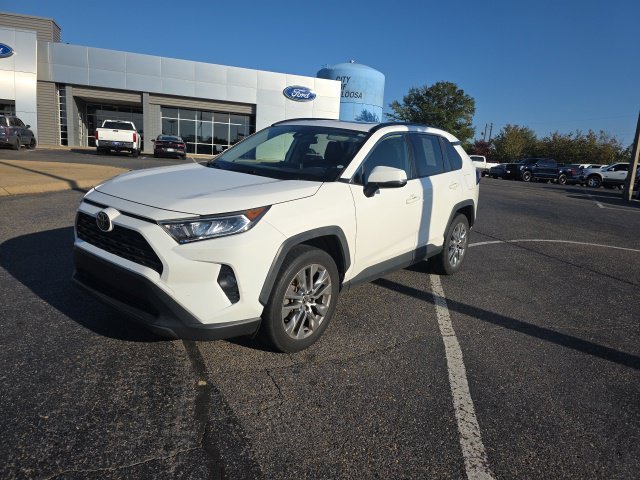 Used 2020 White Toyota XLE Premium image 7