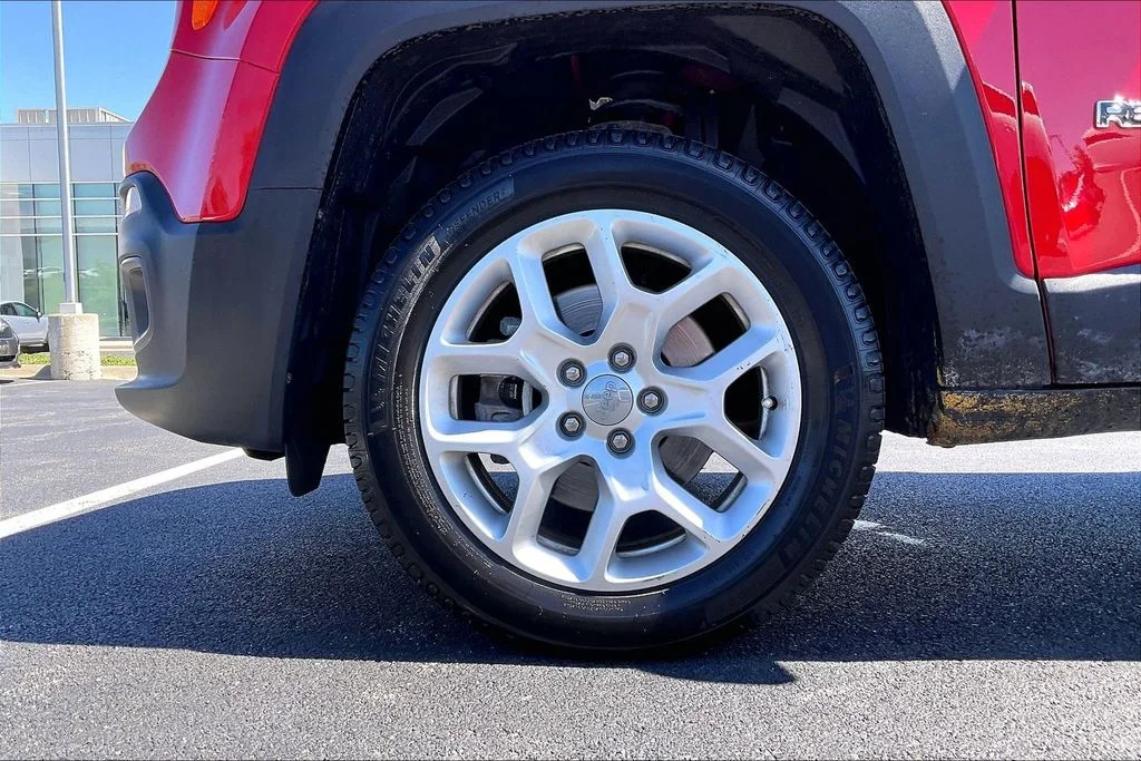 Used 2018 Red Jeep Latitude image 8