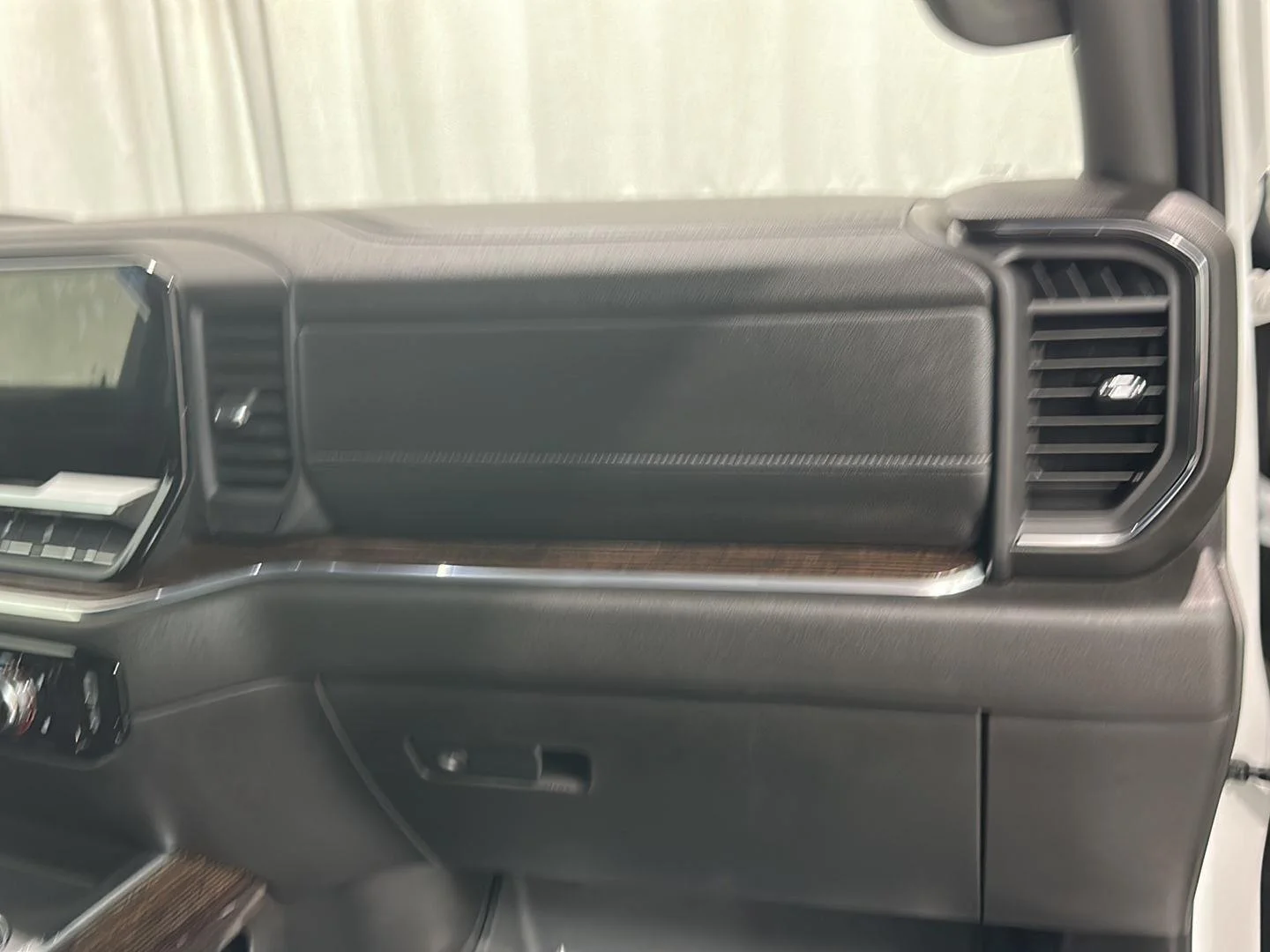 Used 2025 Summit White GMC Elevation image 25