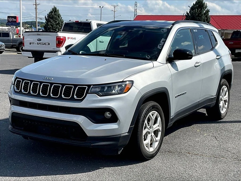 Used 2024 Silver Jeep Latitude image 2