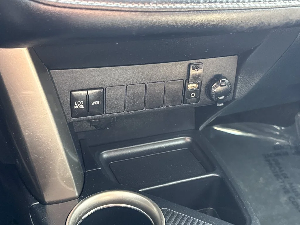 Used 2015 Silver Toyota XLE image 25