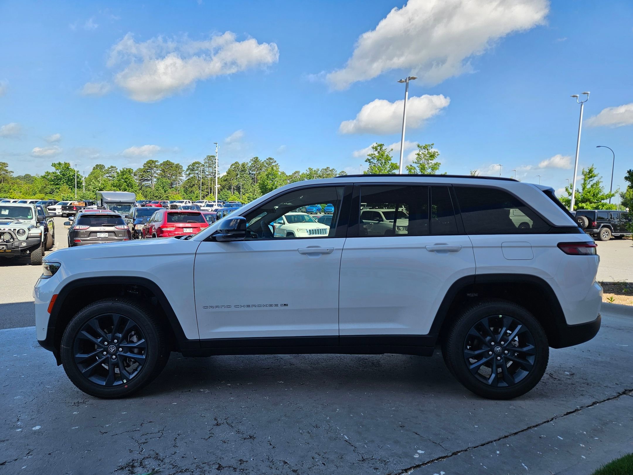 New 2026 Bright White Clear-Coat Exterior Paint Jeep 85th Anniversary Edition image 4