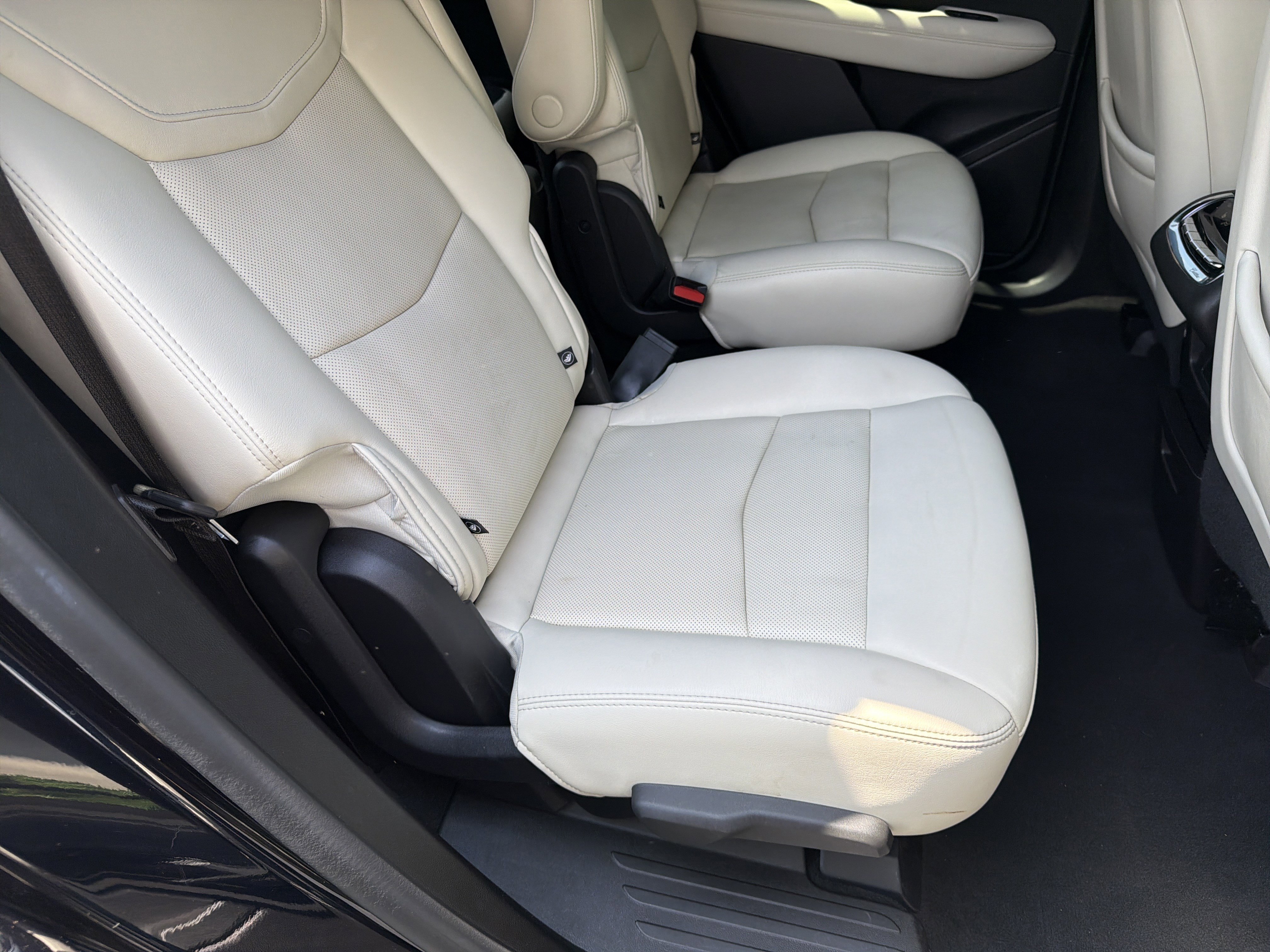 Used 2021 Dark Moon Blue Metallic Cadillac Sport image 19