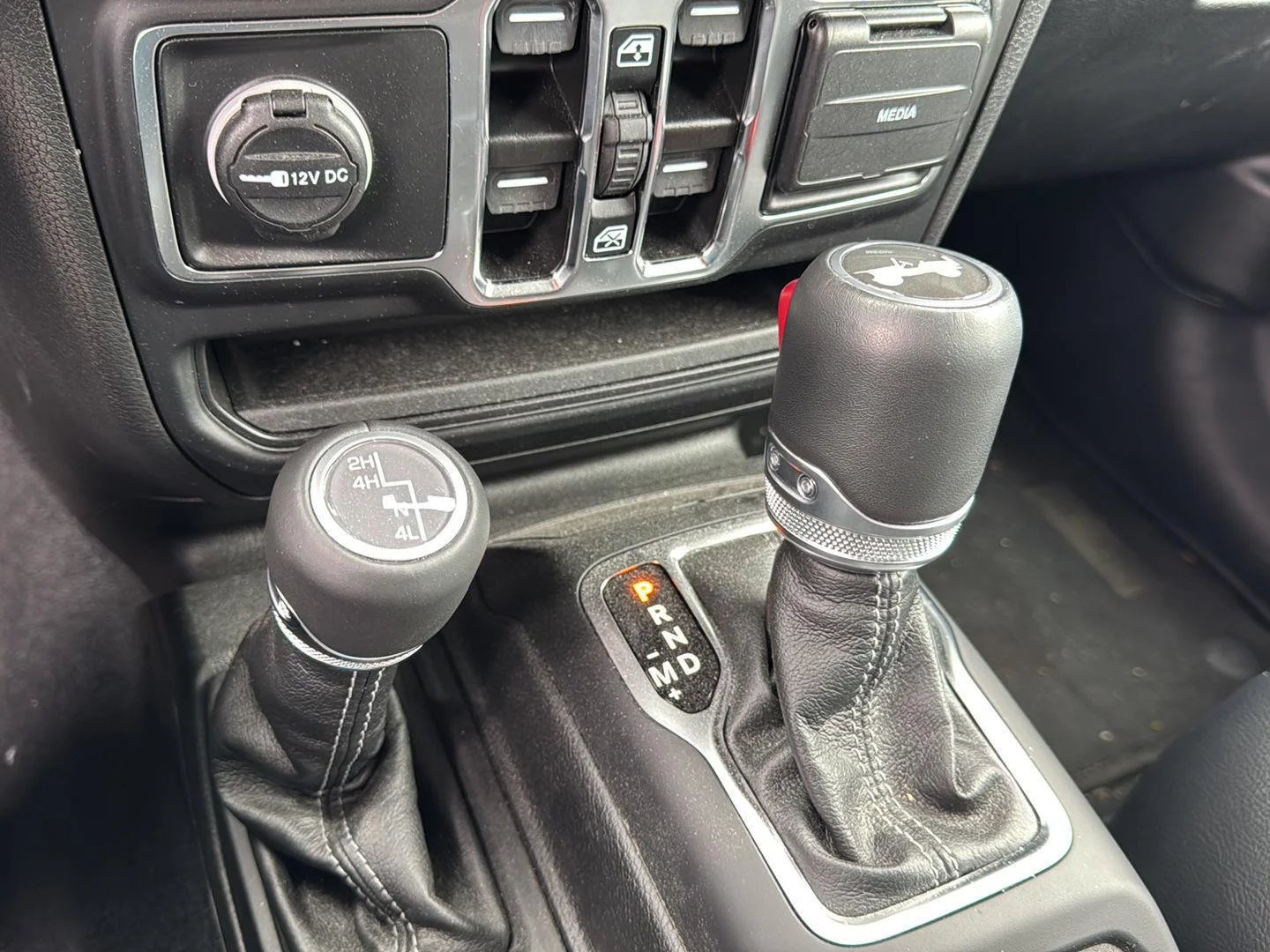 Used 2024 Silver Zynith Clearcoat Jeep Sahara image 17