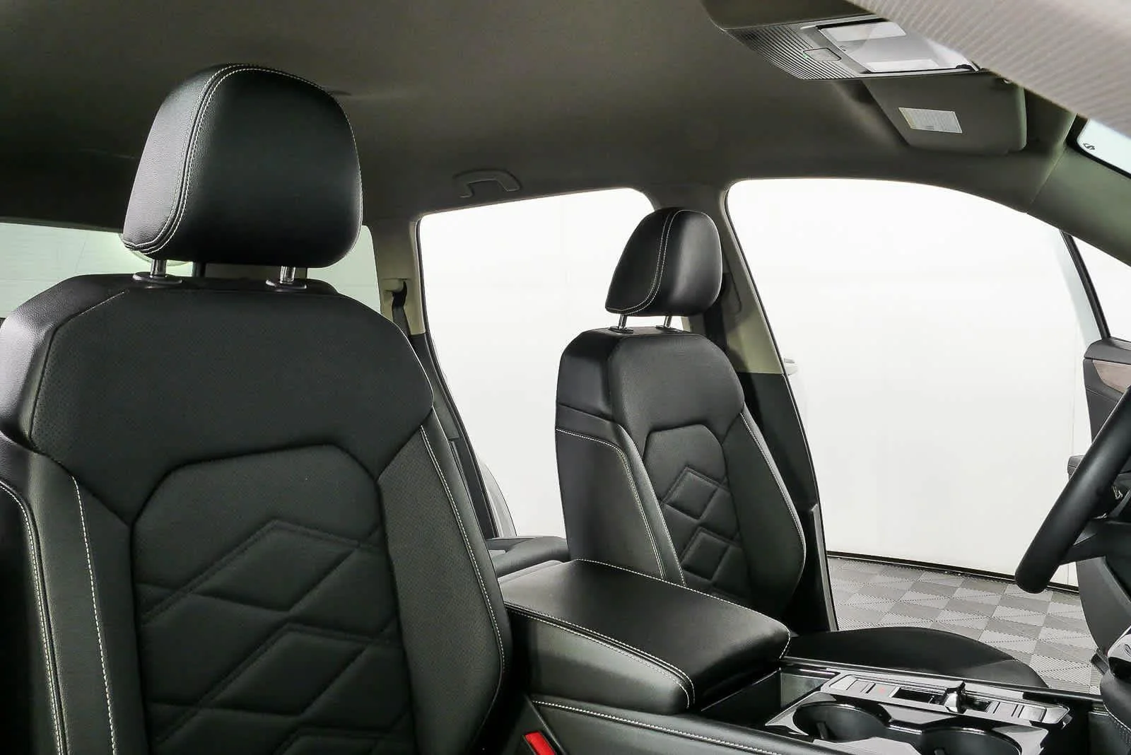 Certified Used 2025  VOLKSWAGEN SE image 21