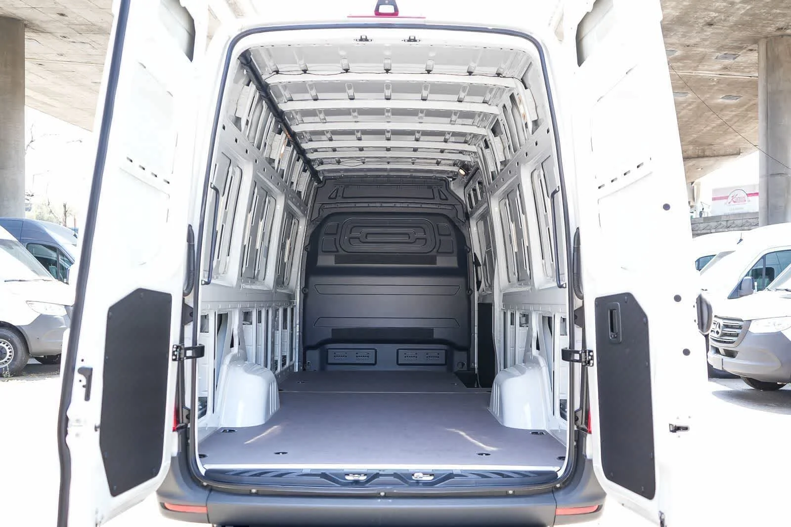 New 2025 Arctic+White Mercedes-Benz Cargo 170 WB High Roof RWD Electric Motor image 58