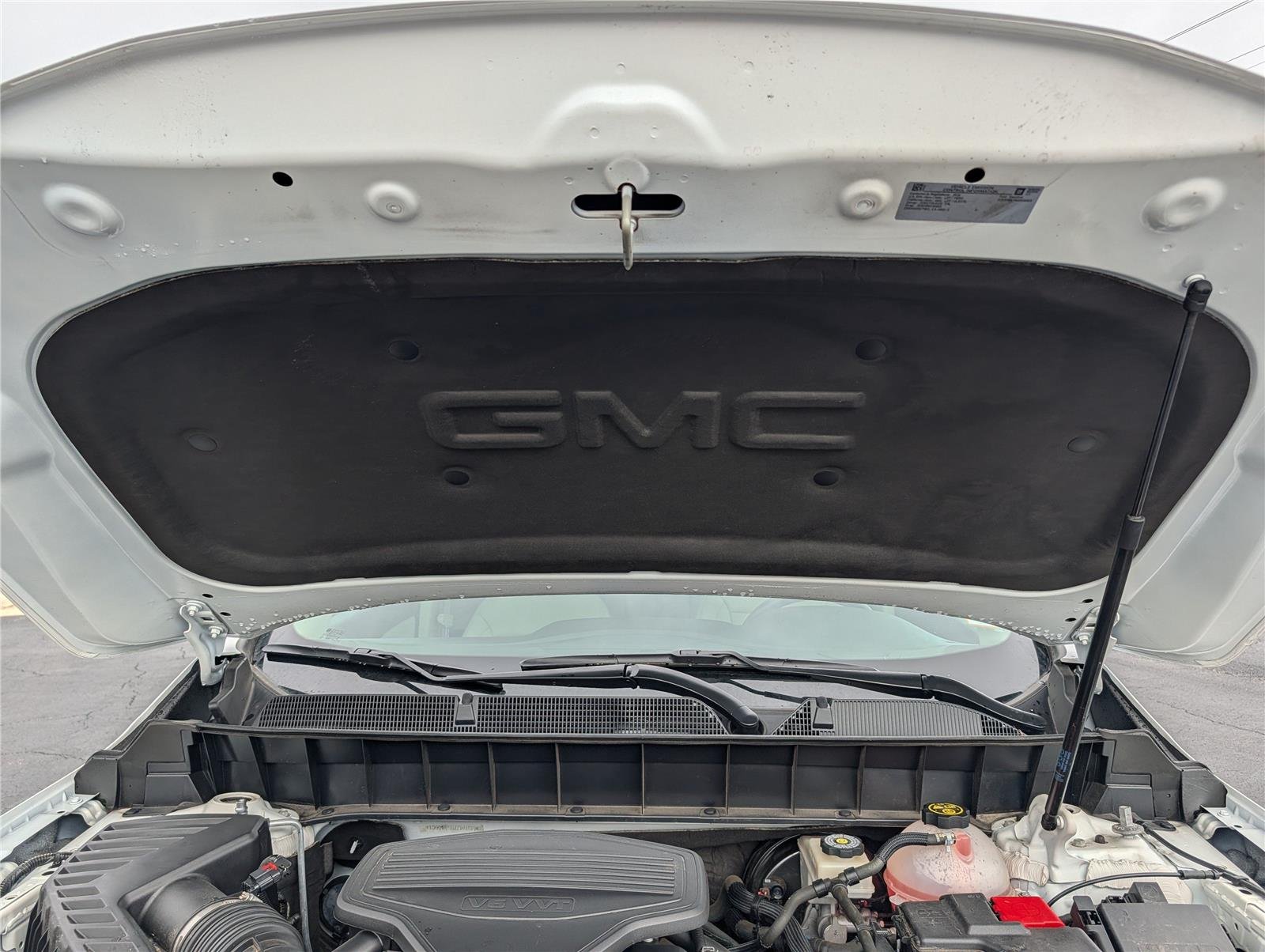 Used 2018 White Frost Tricoat GMC Denali image 37
