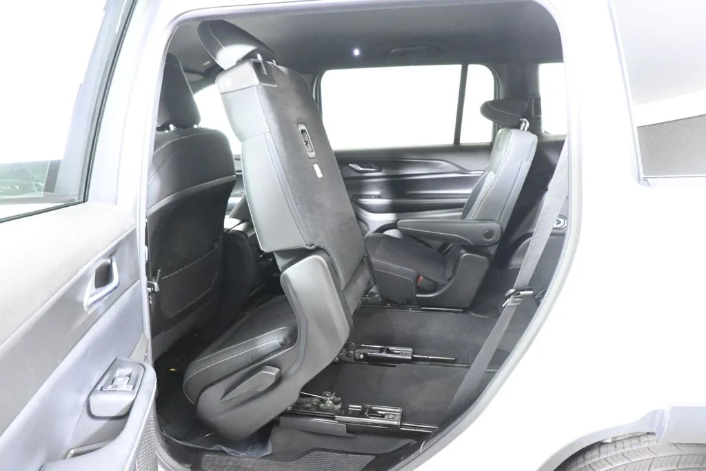 Used 2024 White Jeep Laredo image 34