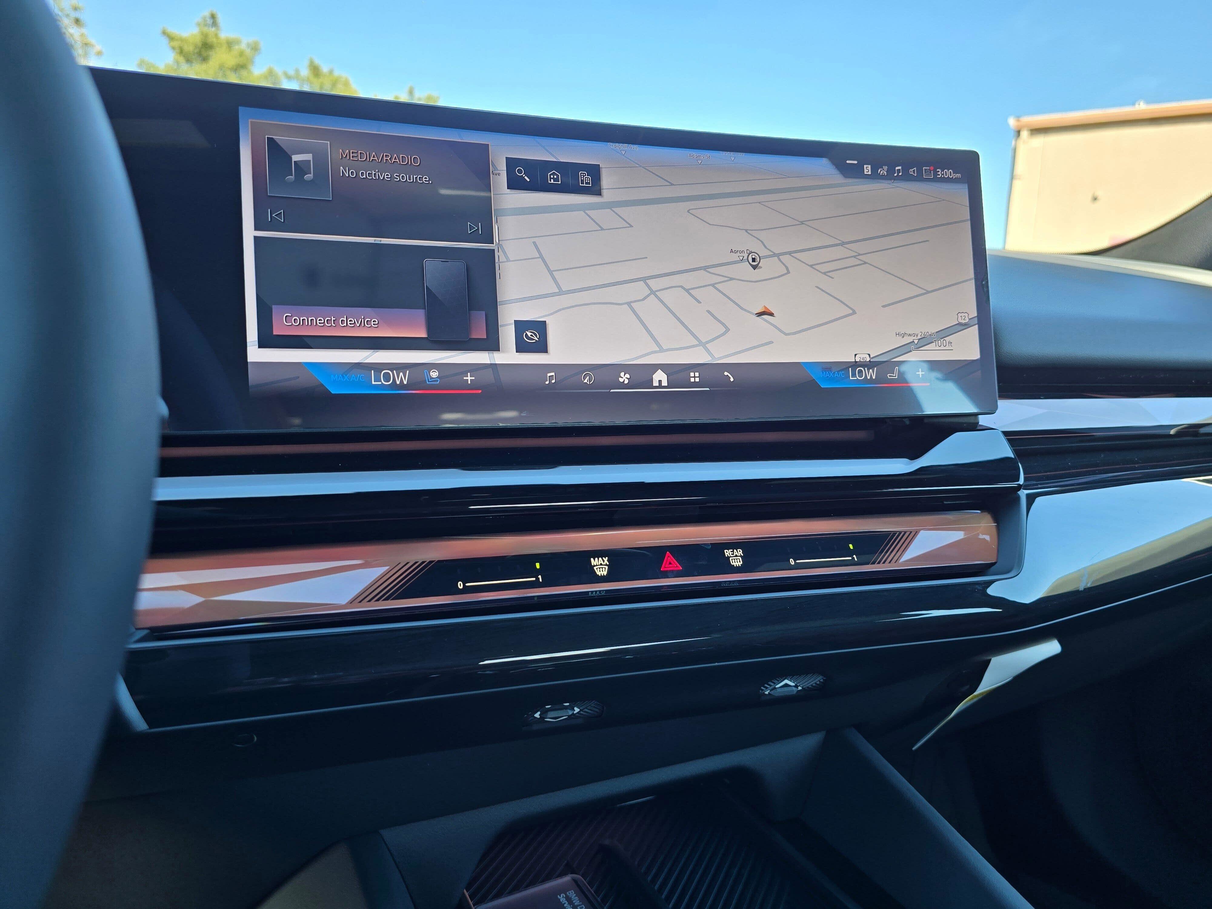2026 BMW 5 Series 550e - Photo 18