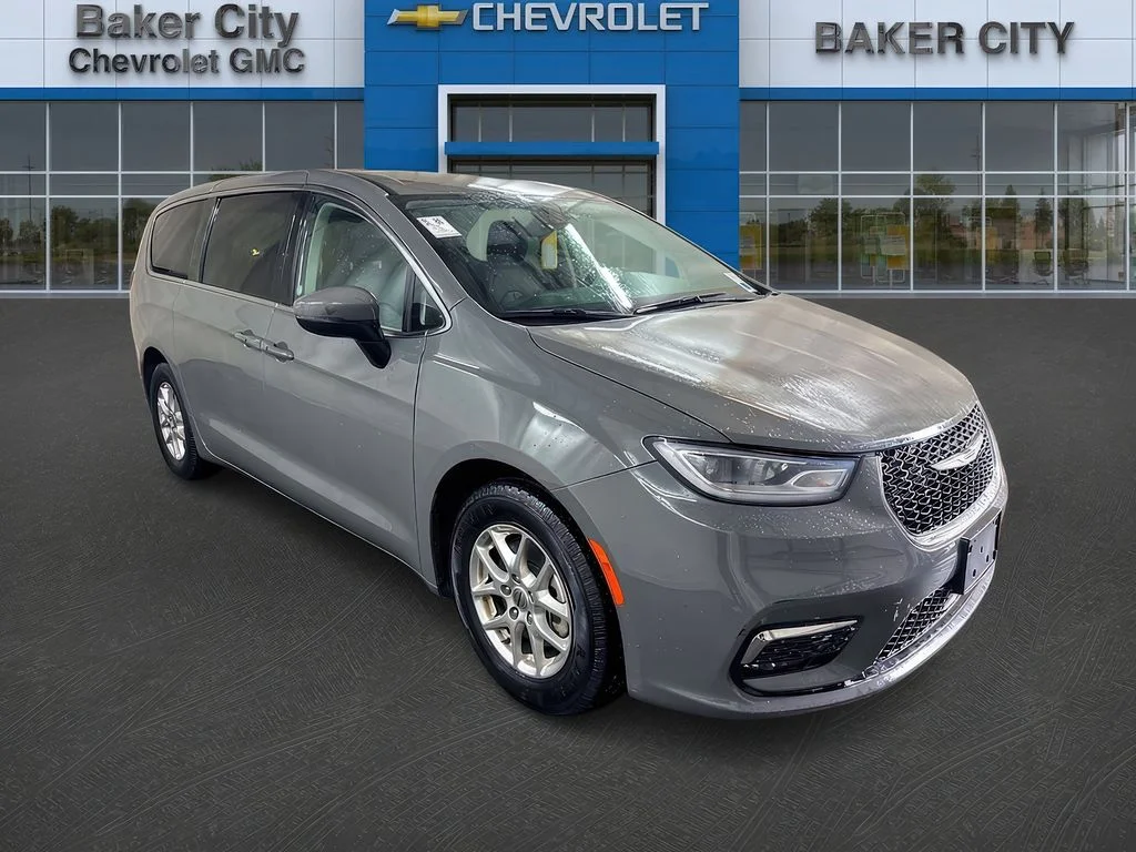 2023 Chrysler Pacifica Touring L's photo