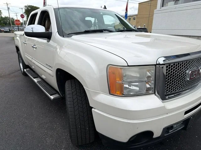 Used 2011 WHITE DIAMOND TRICOAT GMC Denali image 2